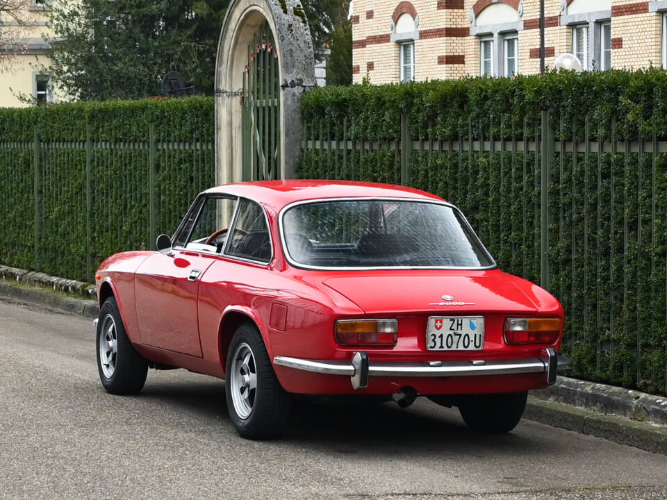 Image 4/36 of Alfa Romeo 2000 GT Veloce (1972)