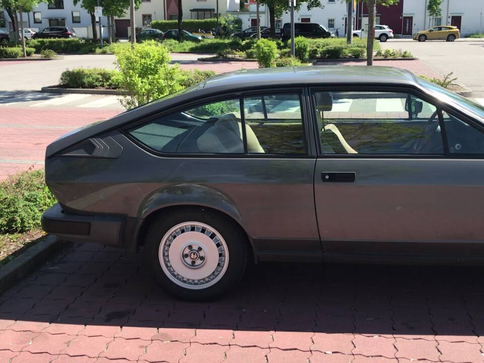Afbeelding 2/20 van Alfa Romeo GTV 6 2.5 (1981)
