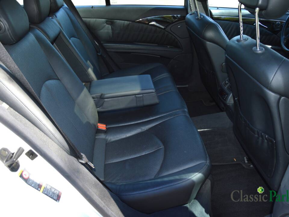 Image 29/50 of Mercedes-Benz E 500 T (2004)