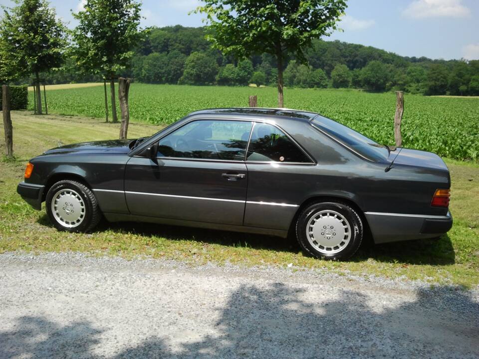 Image 3/9 of Mercedes-Benz 300 CE (1990)
