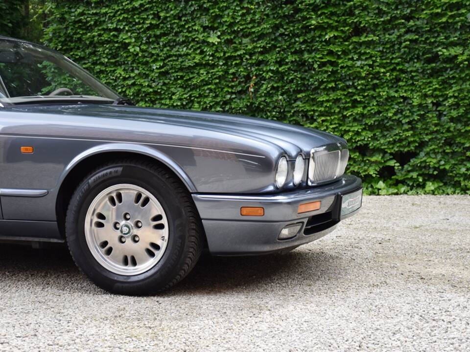 Image 14/40 of Jaguar XJ 6 4.0 Sovereign (1995)