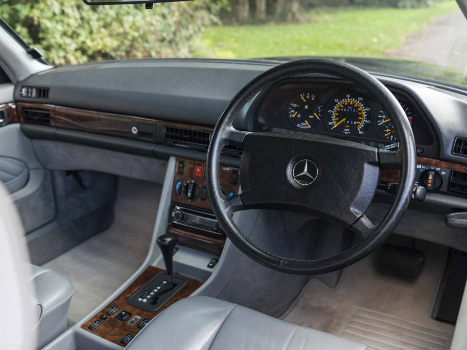 Image 18/36 of Mercedes-Benz 420 SEC (1990)