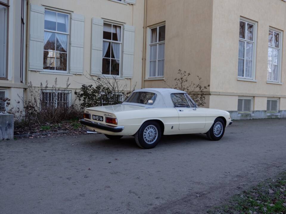 Image 3/58 of Alfa Romeo 2000 Spider Veloce (1977)