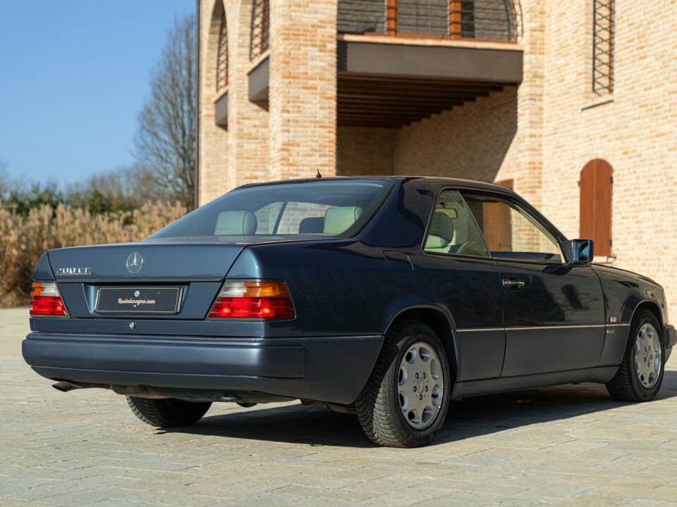 Immagine 7/50 di Mercedes-Benz 200 CE (1992)