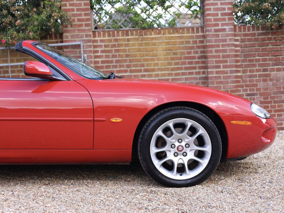 Image 25/50 de Jaguar XKR (2000)