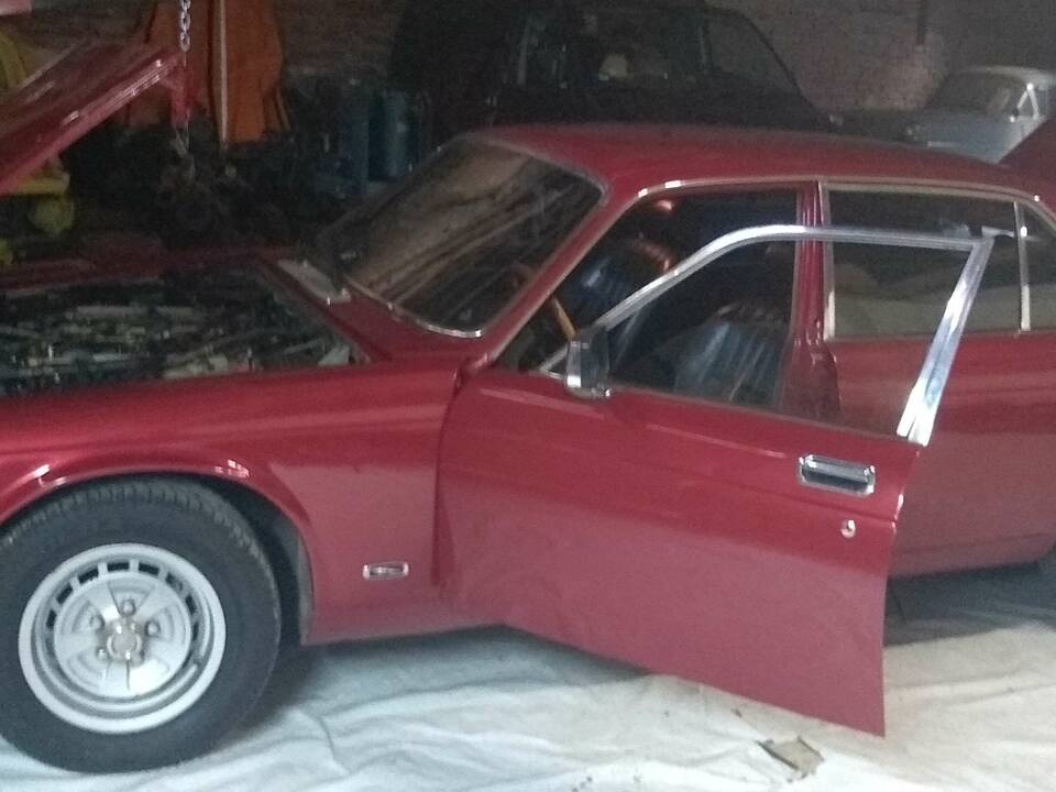 Image 2/14 of Jaguar XJ 12 (1981)