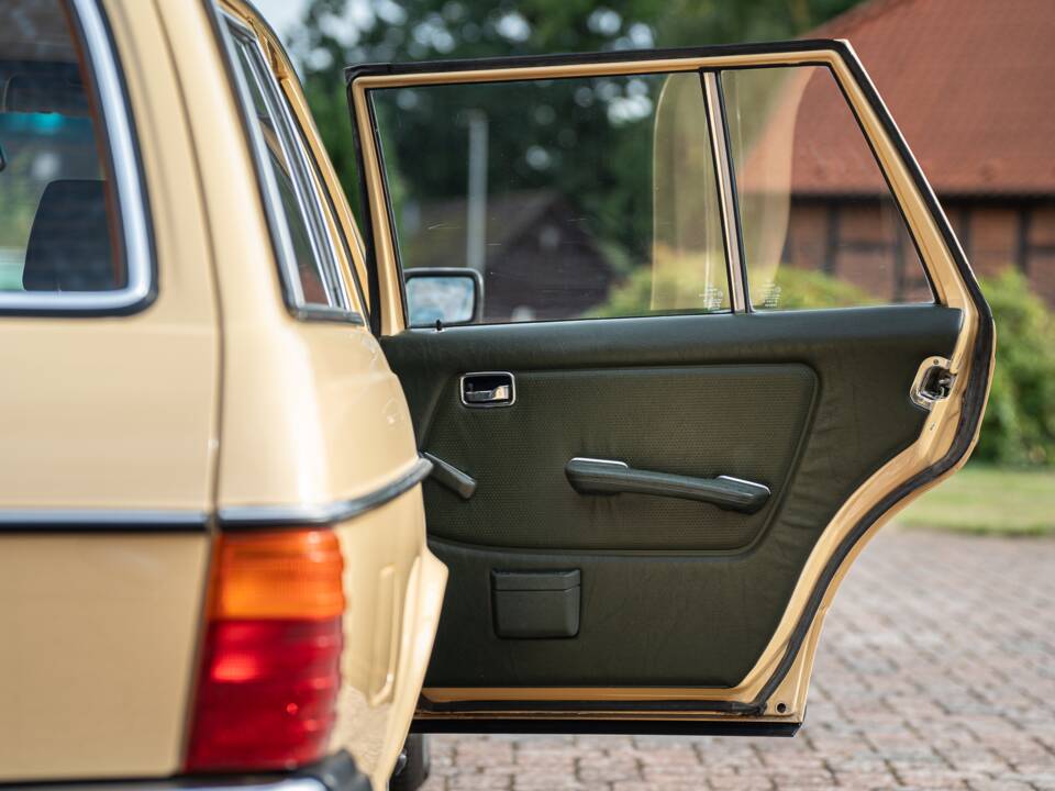 Image 41/53 de Mercedes-Benz 200 T (1982)