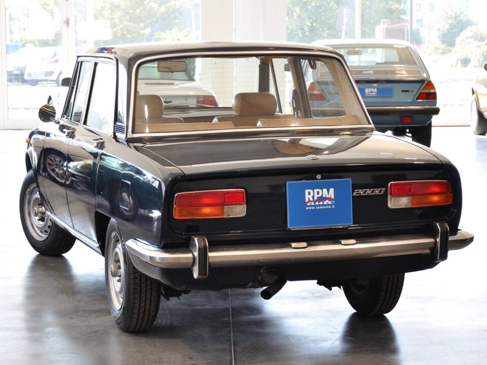 Image 5/35 of Alfa Romeo 2000 Berlina (1972)