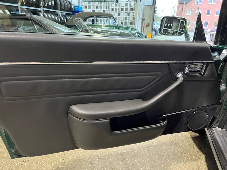 Image 26/47 of Jaguar XJ 6 C 4.2 (1976)