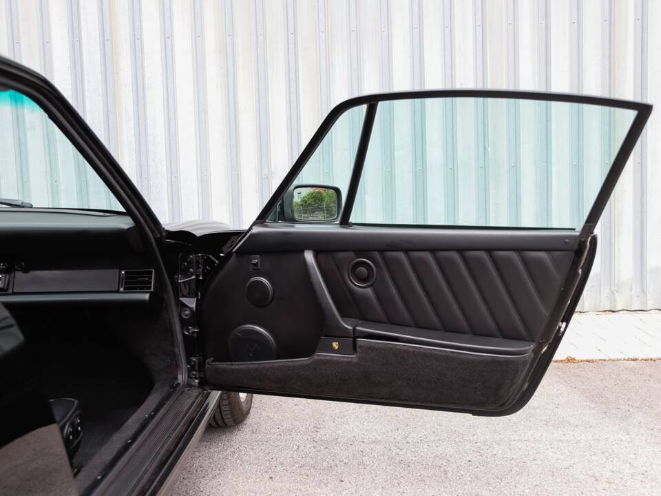 Image 79/108 de Porsche 911 Carrera 3.2 (1989)