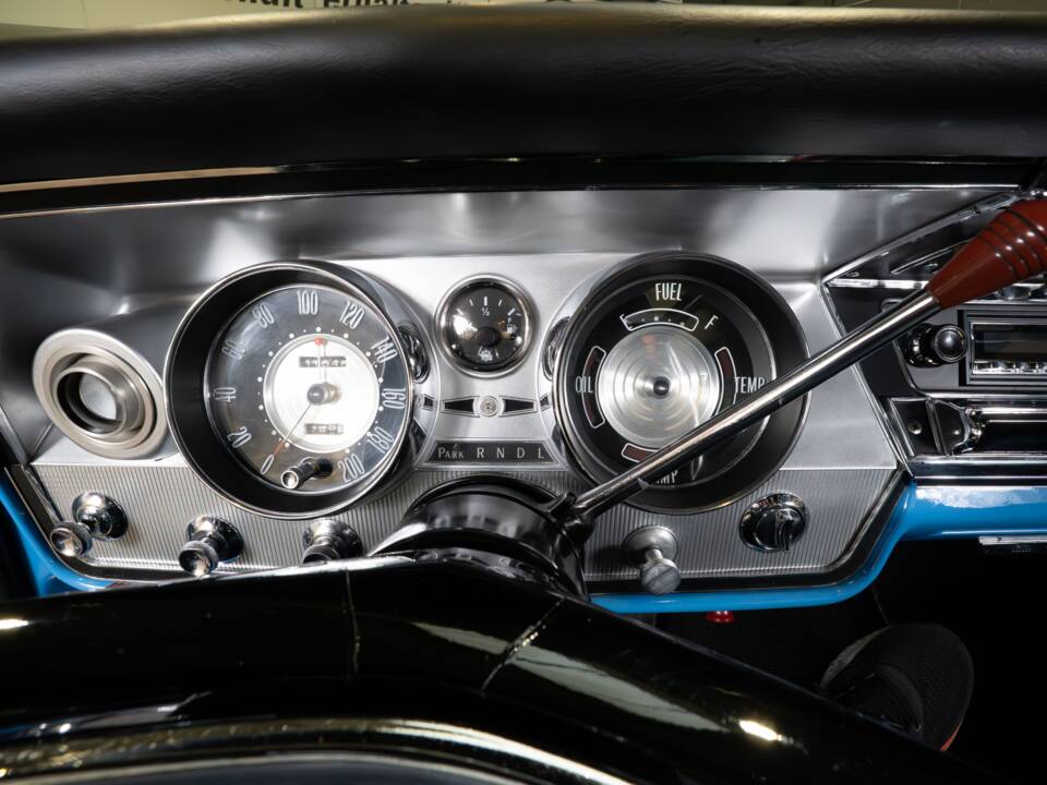 Image 19/22 of Buick Wildcat Sport Coupe (1964)