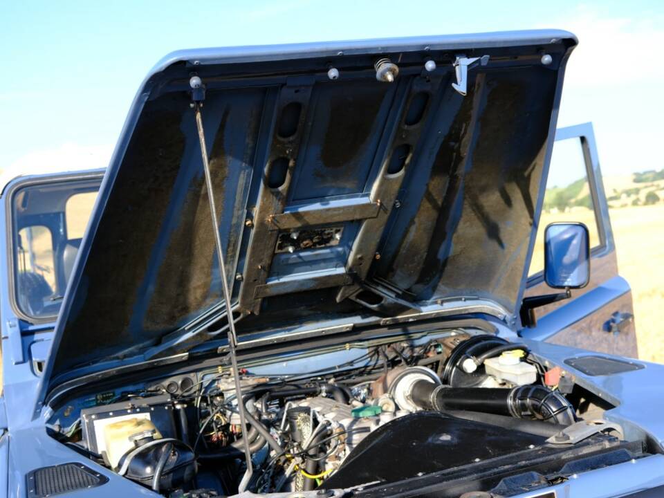 Bild 19/22 von Land Rover 90 (1988)