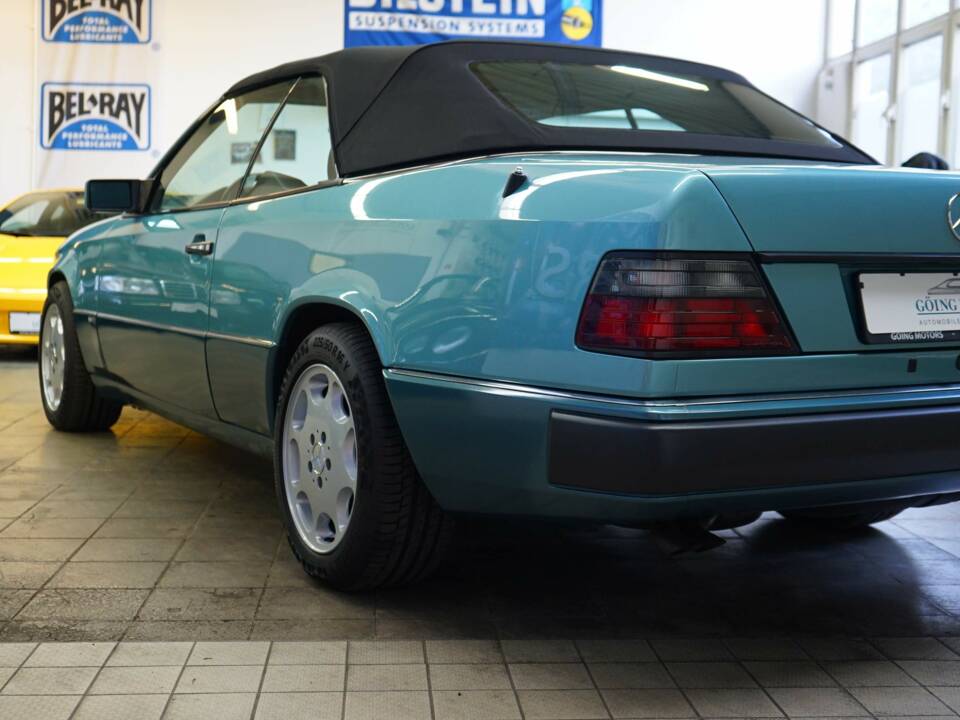 Afbeelding 13/50 van Mercedes-Benz 300 CE-24 (1993)