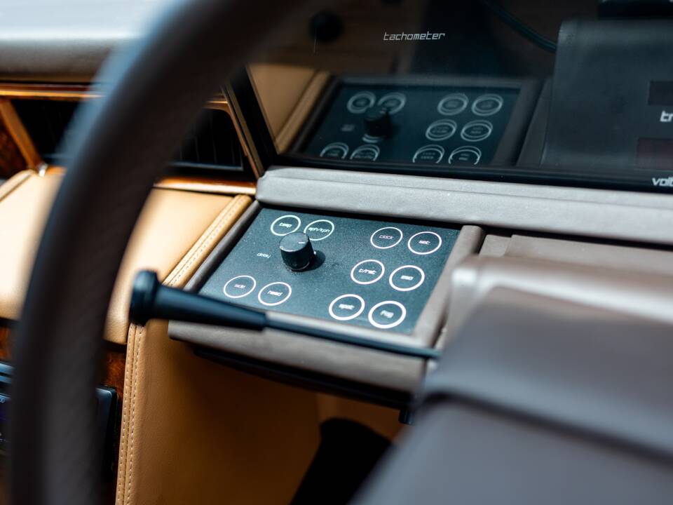 Immagine 25/38 di Aston Martin Lagonda (1981)