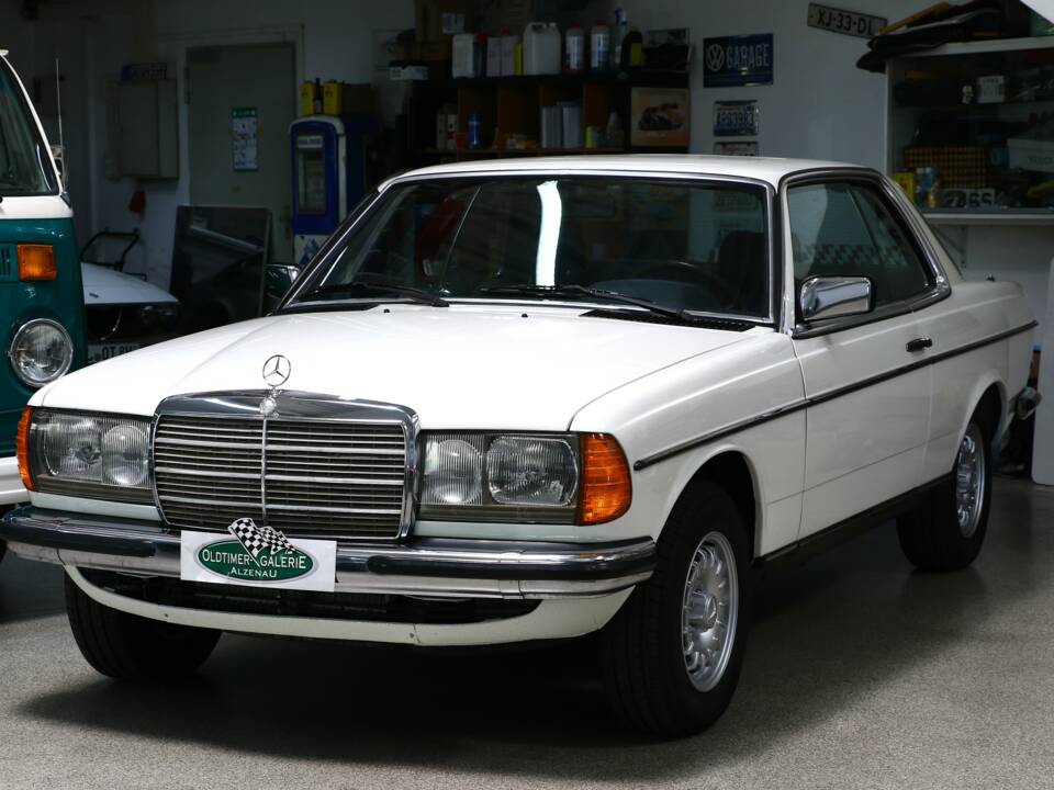 Bild 1/38 von Mercedes-Benz 230 CE (1984)