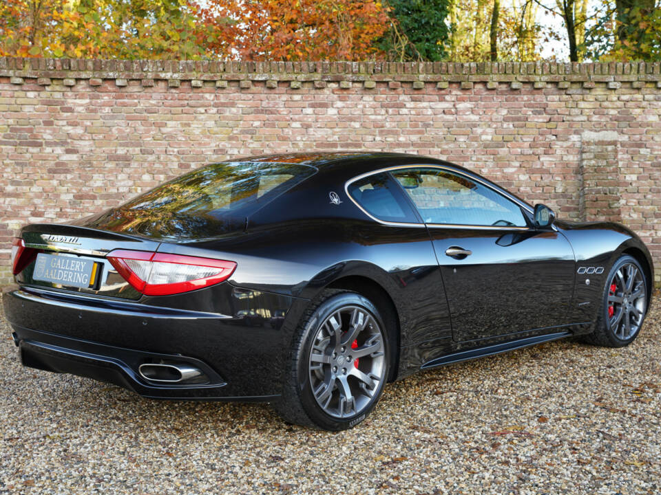 Bild 43/50 von Maserati GranTurismo S (2010)