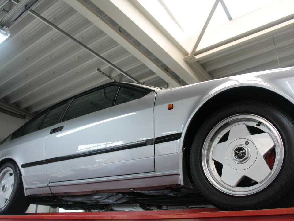 Image 8/50 of Alfa Romeo GTV 6 2.5 (1983)