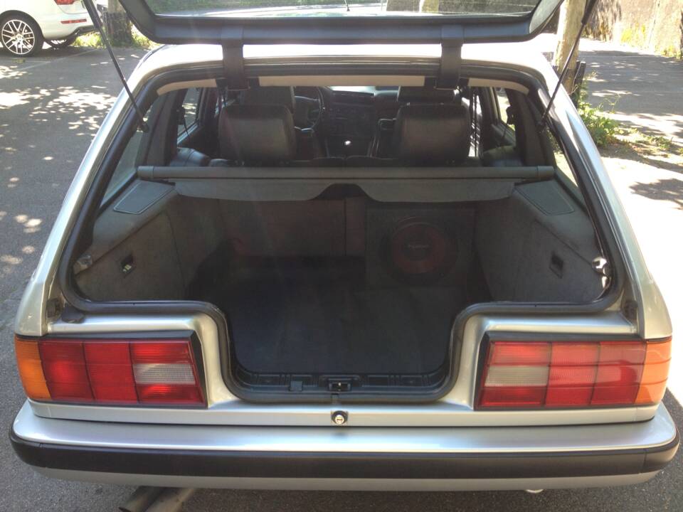 Immagine 39/50 di BMW 325i Touring (1992)