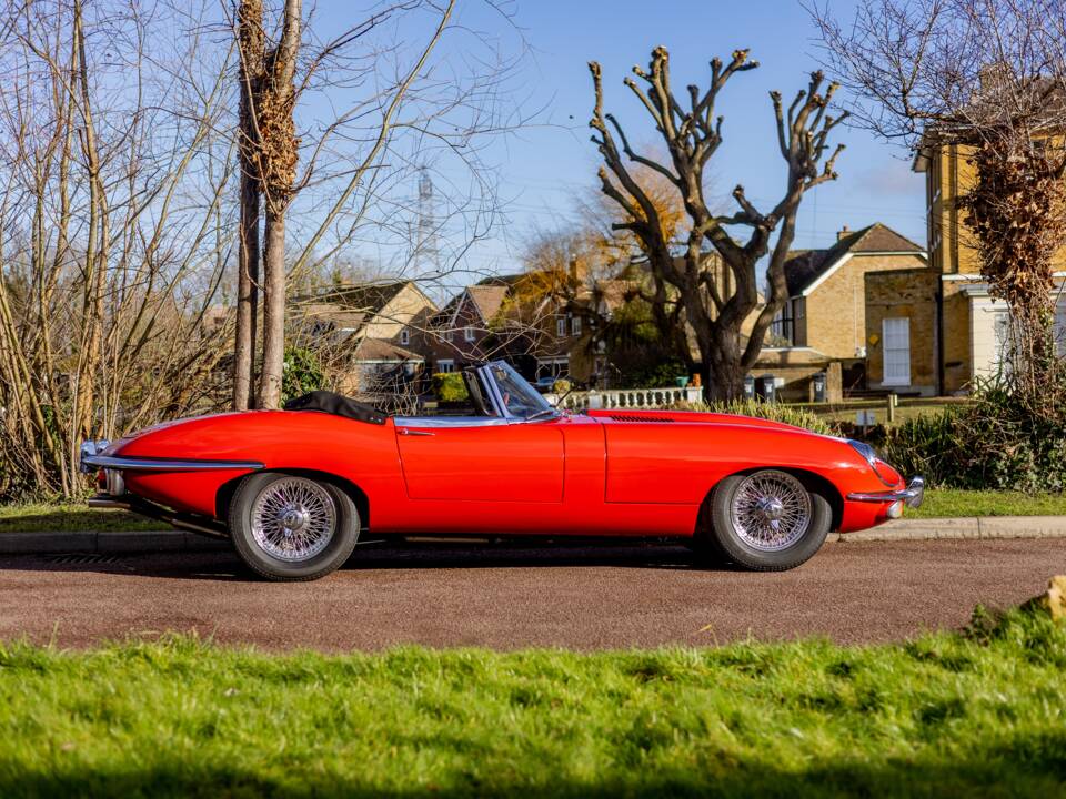 Image 13/50 de Jaguar E-Type (1969)