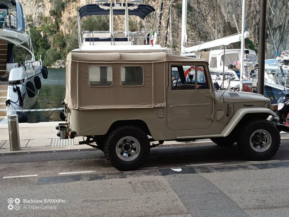Image 3/6 of Toyota Land Cruiser FJ 43 (1975)