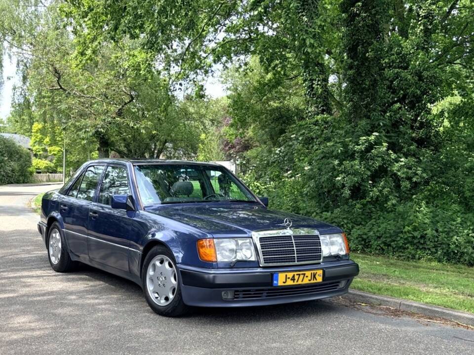 Image 9/25 of Mercedes-Benz 500 E (1993)