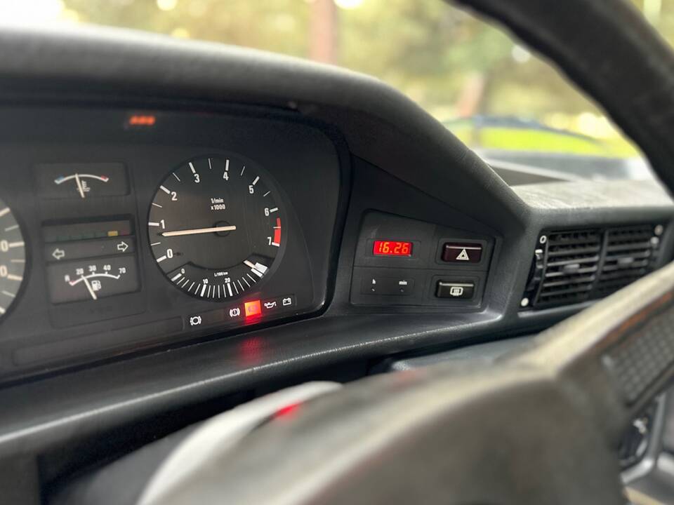 Bild 39/47 von BMW 528i (1986)