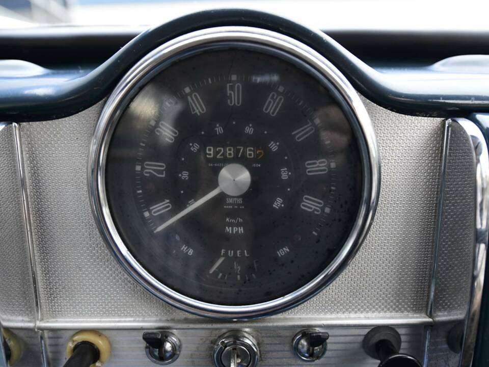 Image 38/50 of Morris Minor 1000 Traveller (1969)