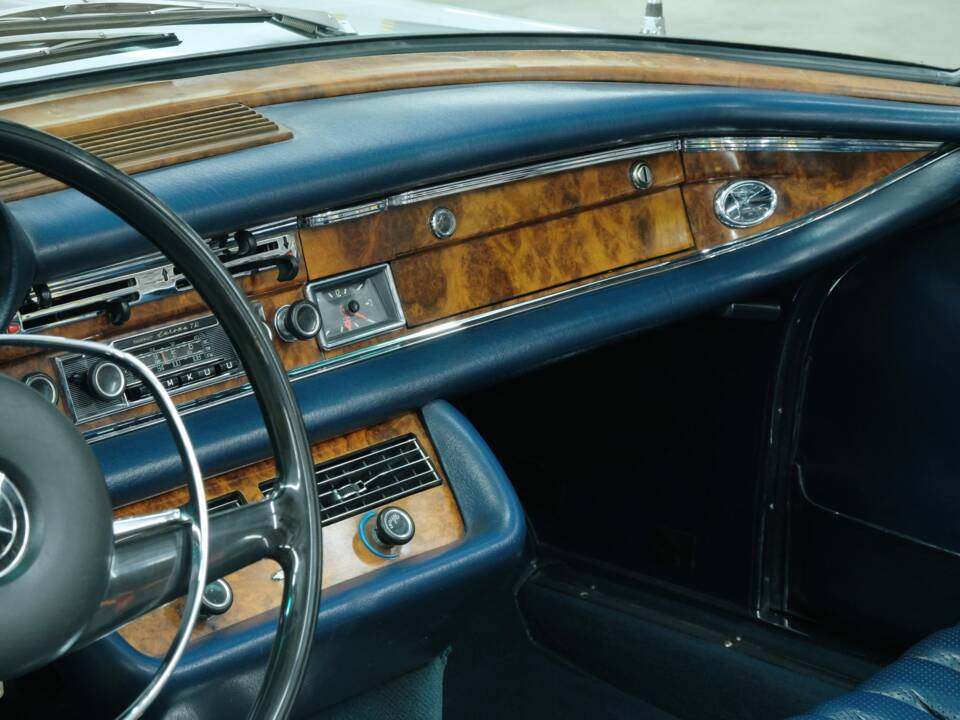 Image 22/50 of Mercedes-Benz 280 SE 3,5 (1970)