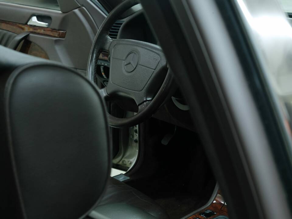 Bild 32/50 von Mercedes-Benz 300 SE (1992)