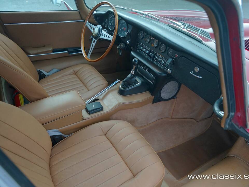 Image 9/17 of Jaguar E-Type (1970)