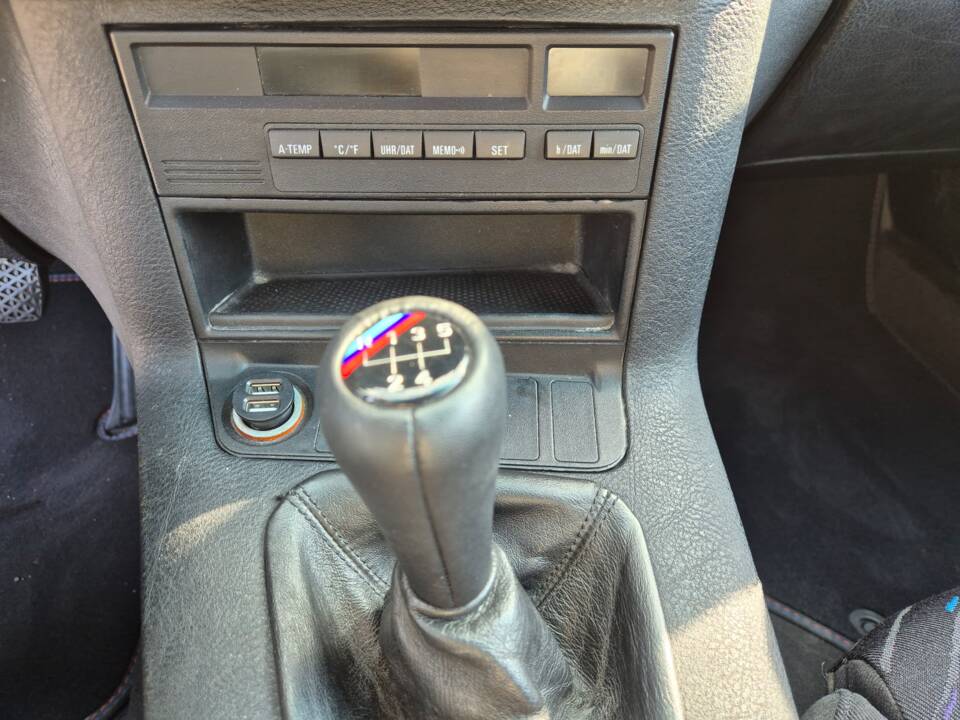 Image 32/49 of BMW 318is "Class II" (1994)