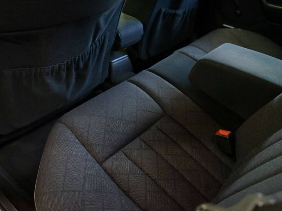 Image 17/33 of Mercedes-Benz E 300 Diesel (1994)