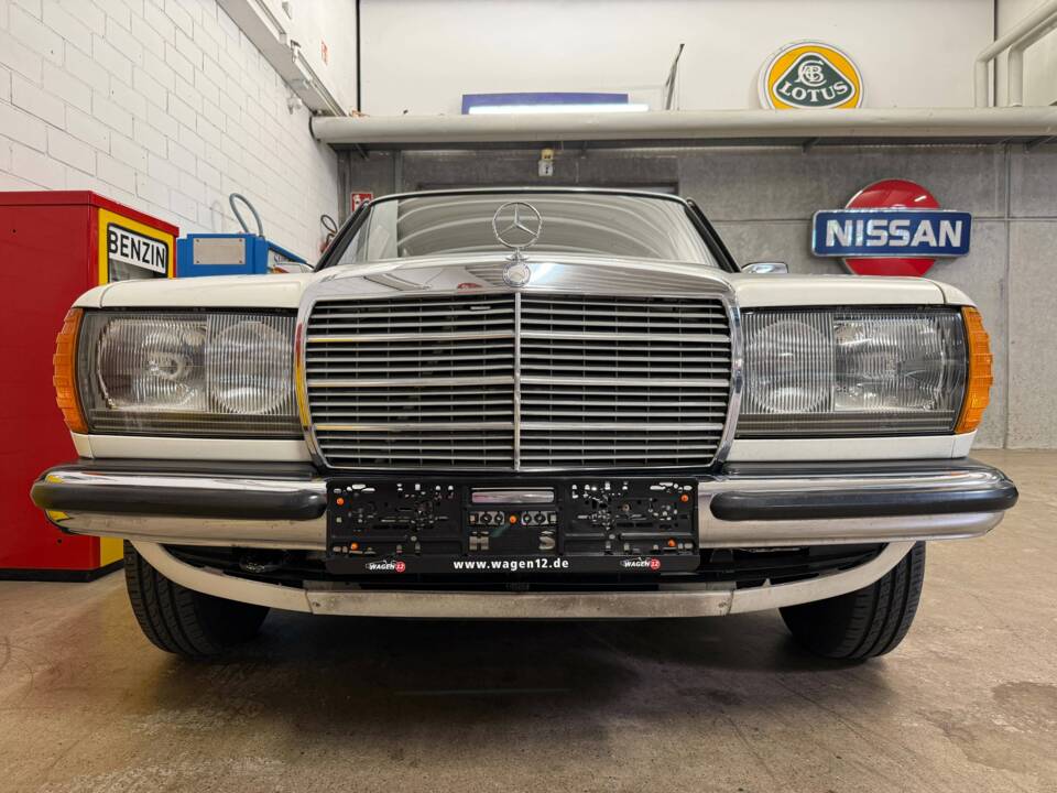 Image 3/18 of Mercedes-Benz 200 (1983)