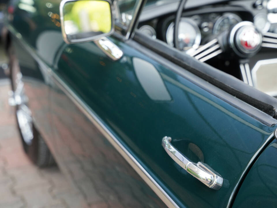 Image 33/50 of MG MGB (1969)