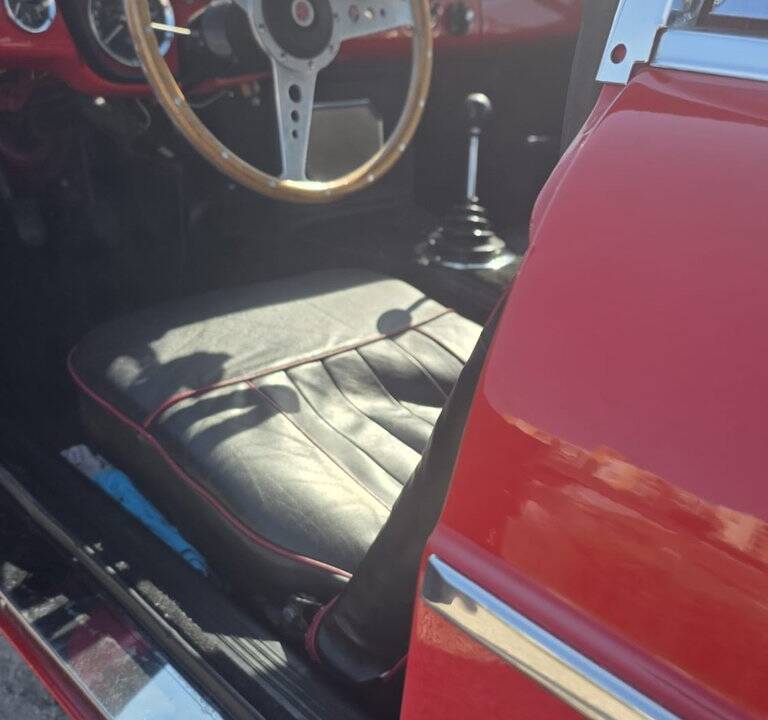 Bild 2/8 von MG MGC GT (1969)