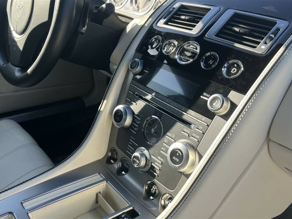 Image 15/44 of Aston Martin Virage (2011)