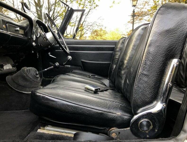 Image 25/50 of Alfa Romeo 2600 Spider (1964)