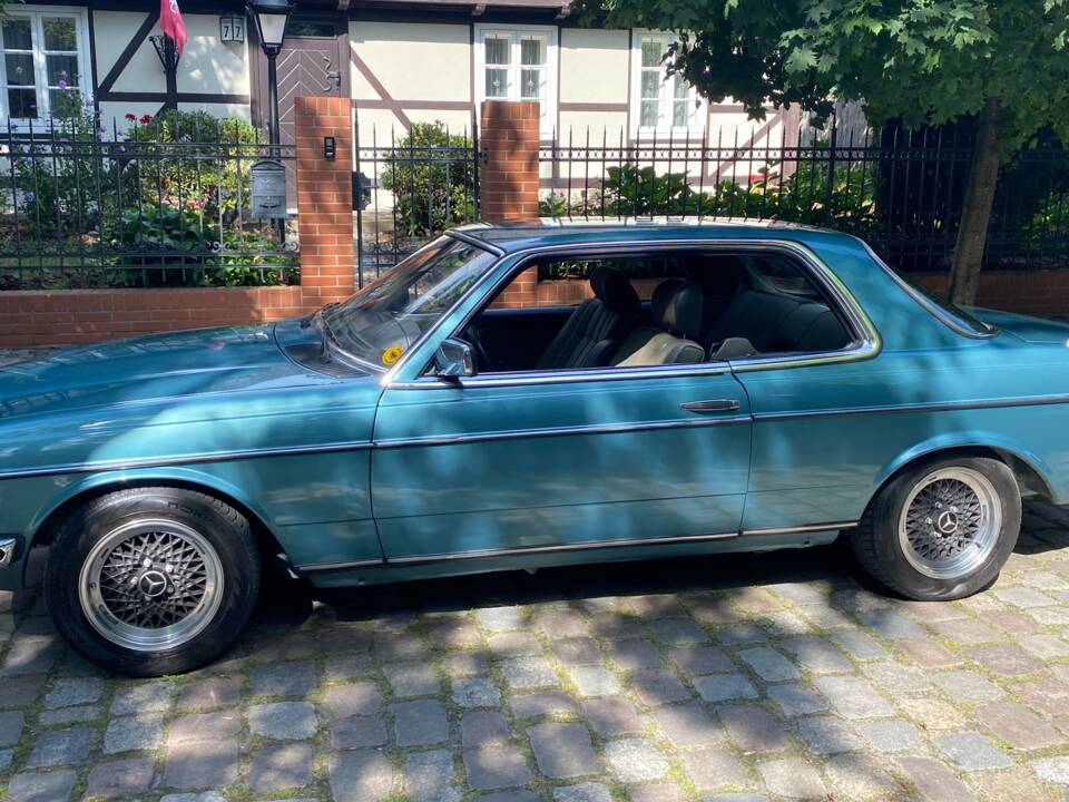 Image 2/72 of Mercedes-Benz 230 CE (1981)