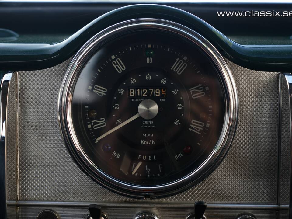 Image 4/17 of Morris Minor 1000 Traveller (1971)