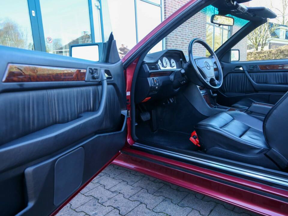 Immagine 36/50 di Mercedes-Benz 300 CE-24 3.4 AMG (1993)