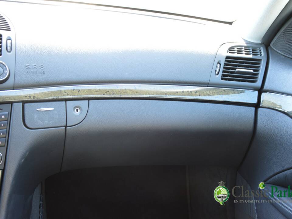 Image 42/50 of Mercedes-Benz E 500 T (2004)