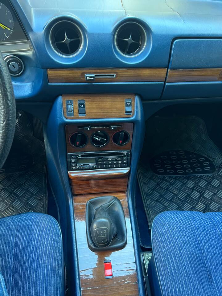 Immagine 27/38 di Mercedes-Benz 230 CE (1983)