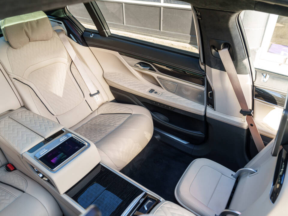 Image 29/36 of BMW M760Li xDrive (2019)