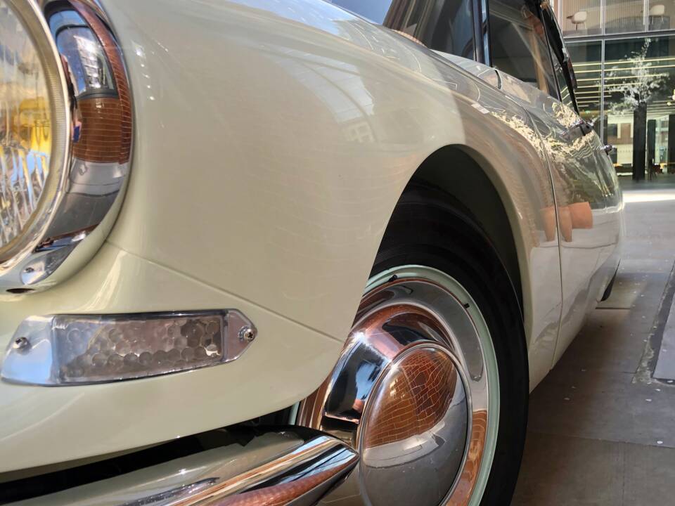 Image 23/56 of Citroën DS 19 (1958)