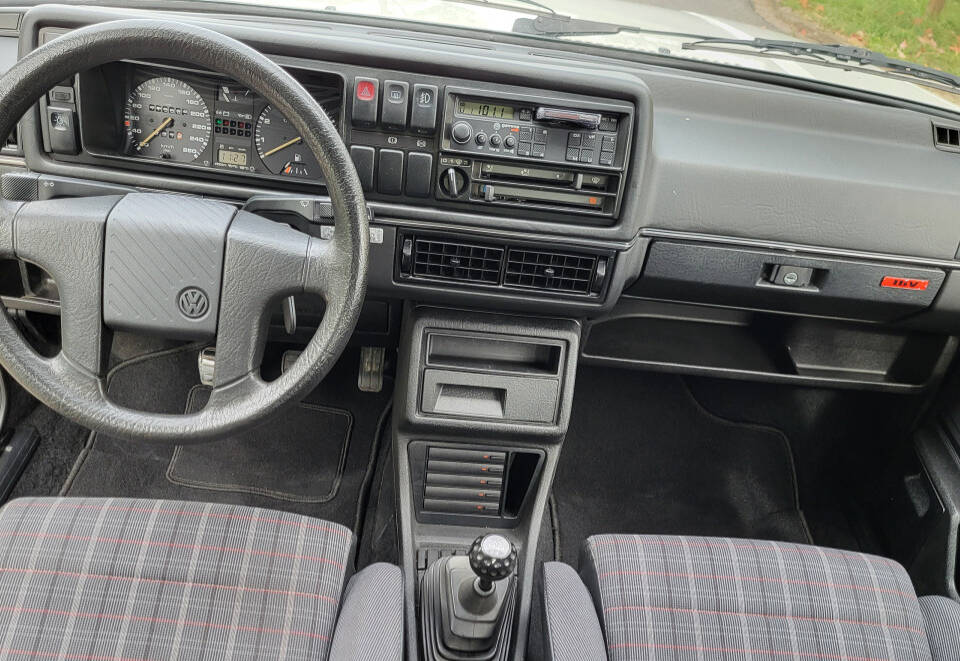 Imagen 10/14 de Volkswagen Golf Mk II GTi 16V 1.8 (1988)