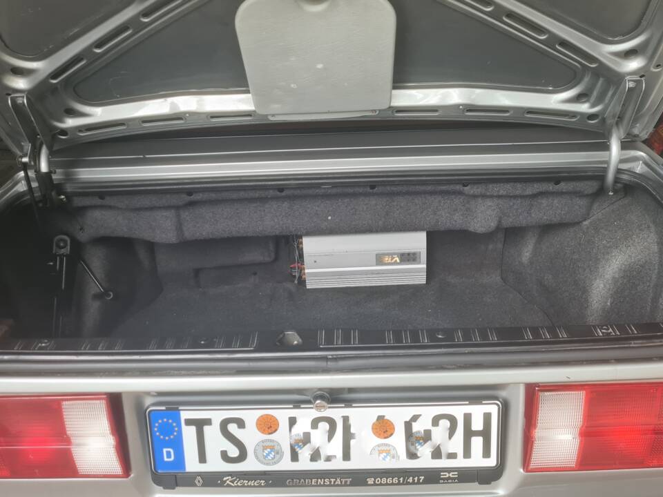 Image 14/18 of BMW 325i (1987)