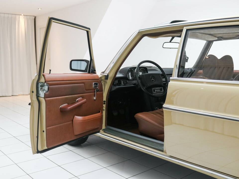 Imagen 4/12 de Mercedes-Benz 200 (1974)
