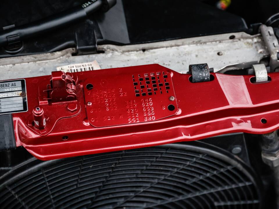 Immagine 36/47 di Mercedes-Benz E 220 (1995)