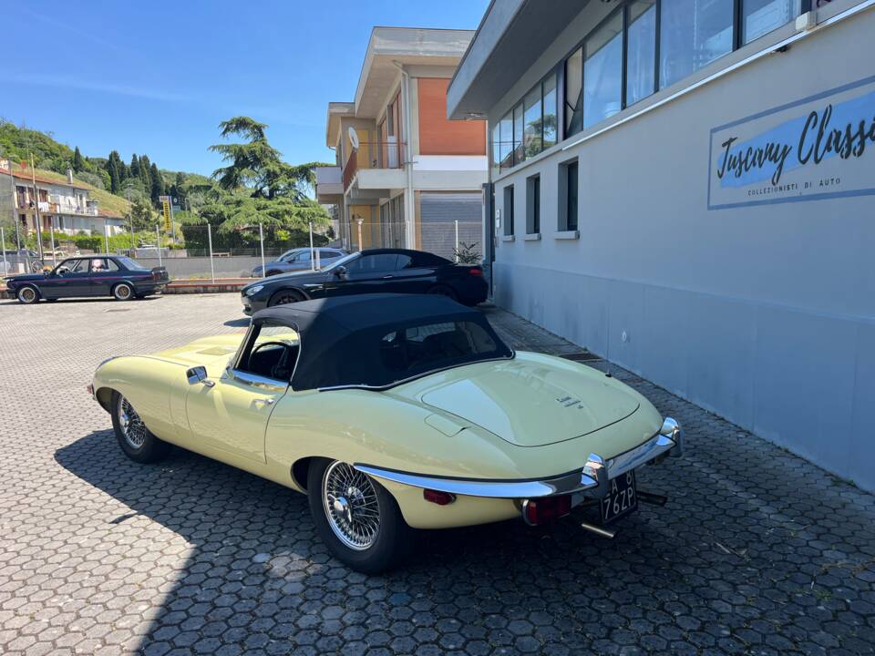Image 3/15 de Jaguar E-Type (1969)
