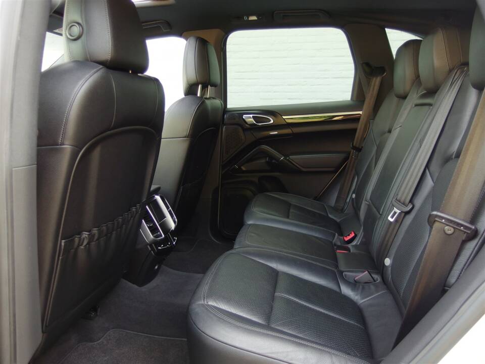 Image 69/98 of Porsche Cayenne S (2010)